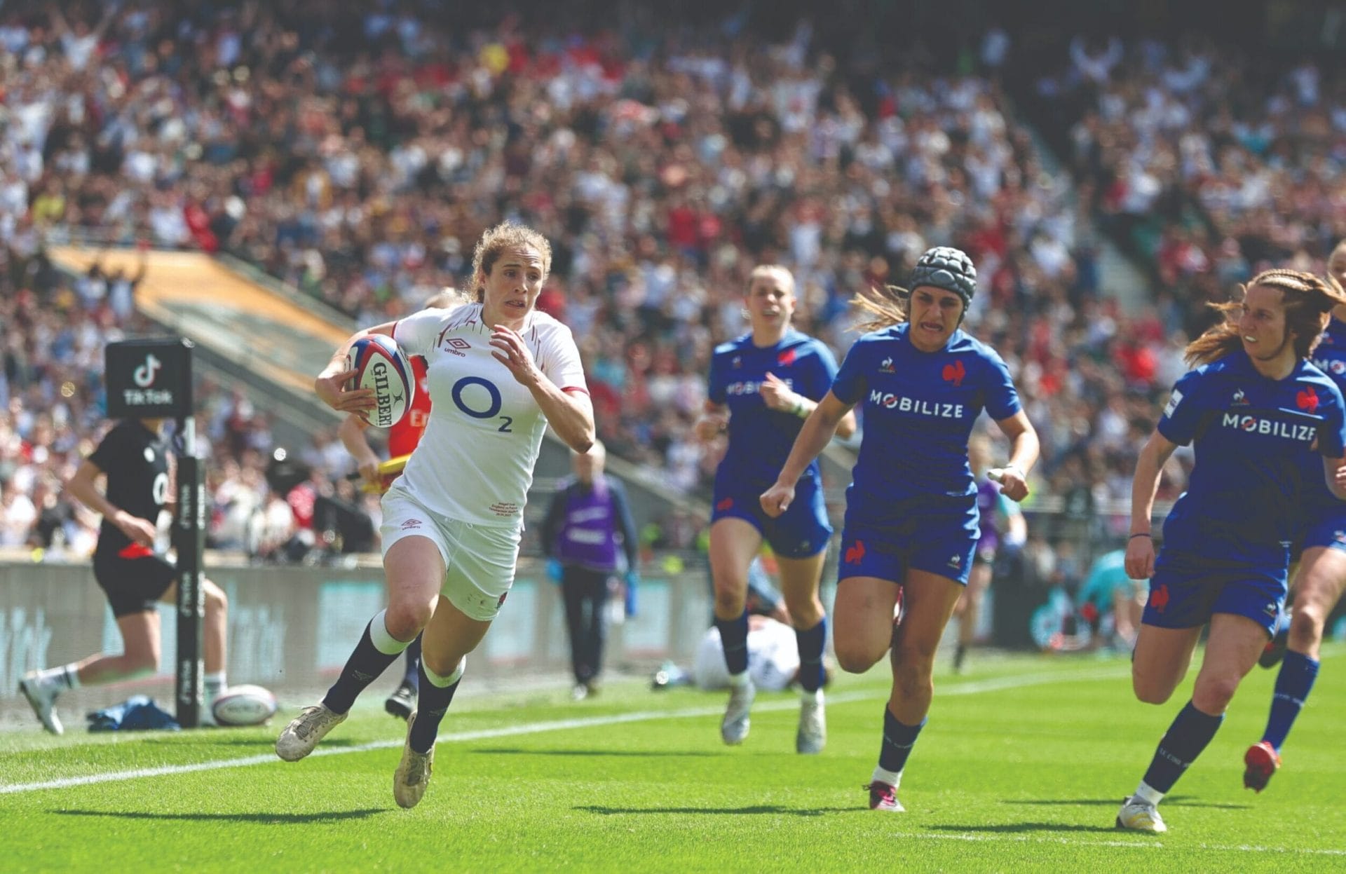 Abigail Dow of England breaks clear to score the team’s first try during the Women’s Six Nations match against France, 29th April 2023. The game was played in front of a record crowd of 58,498 at Twickenham Stadium